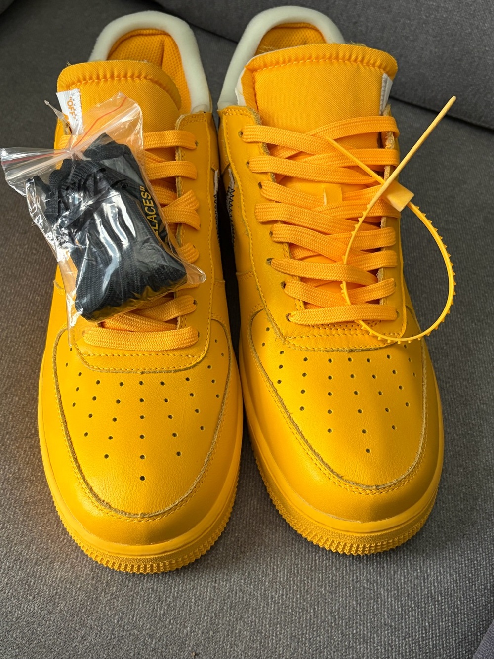 Size 13 - Nike Air Force 1 Low OFF-WHITE University Gold Metallic Silver - Picture 2 of 6